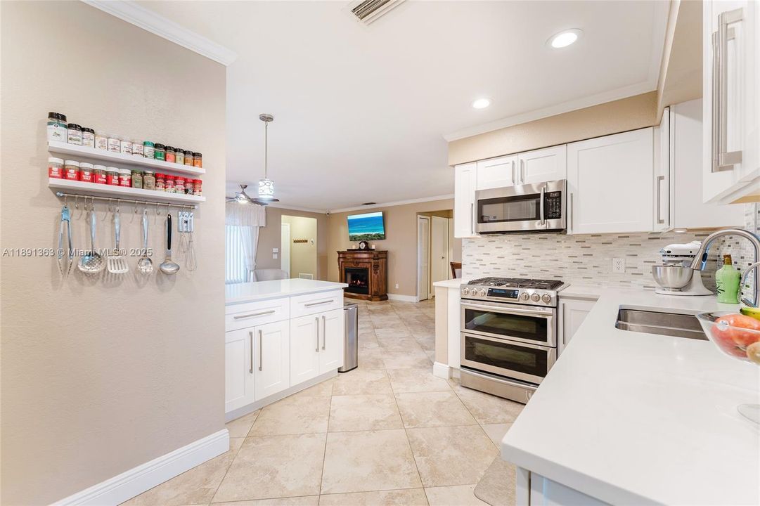 最近售出: $585,000 (3 贝兹, 2 浴室, 1398 平方英尺)