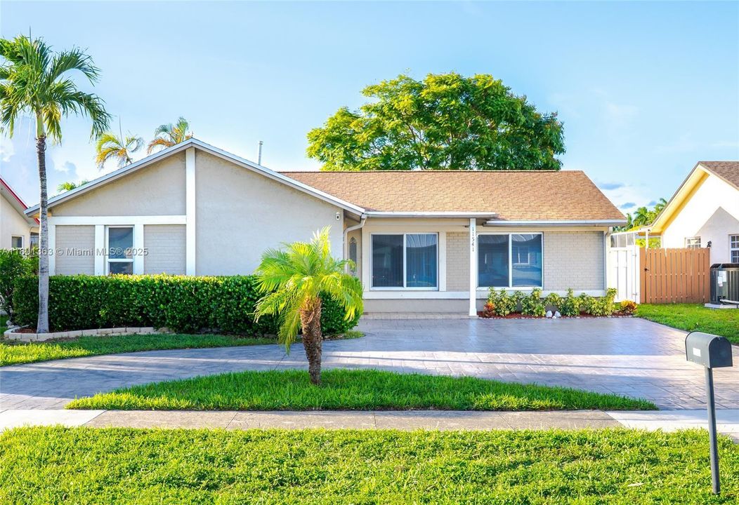 最近售出: $585,000 (3 贝兹, 2 浴室, 1398 平方英尺)