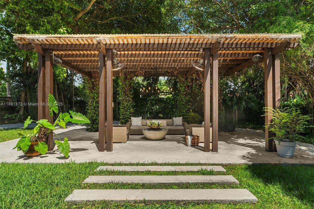 En Renta: $45,000 (4 camas, 5 baños, 4075 Pies cuadrados)