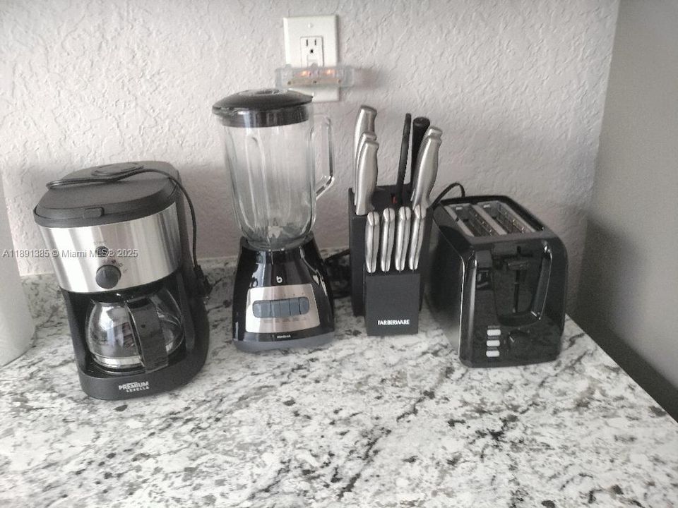 For Rent: $1,250 (1 beds, 1 baths, 1415 Square Feet)