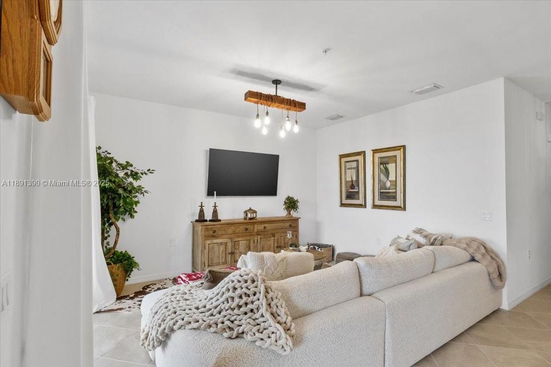 For Rent: $2,200 (2 beds, 2 baths, 1154 Square Feet)