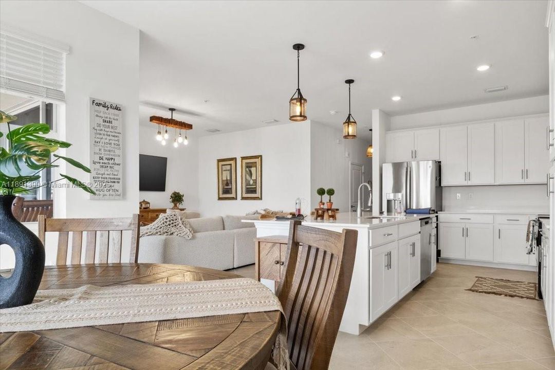 For Rent: $2,200 (2 beds, 2 baths, 1154 Square Feet)