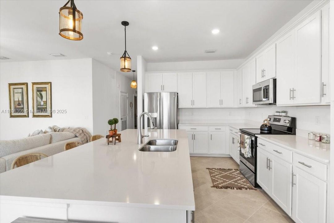 For Rent: $2,200 (2 beds, 2 baths, 1154 Square Feet)