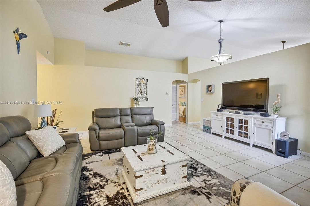 Activo con contrato: $568,500 (3 camas, 2 baños, 1727 Pies cuadrados)