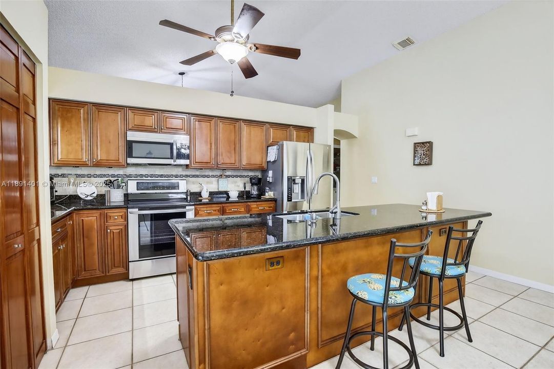 Activo con contrato: $568,500 (3 camas, 2 baños, 1727 Pies cuadrados)