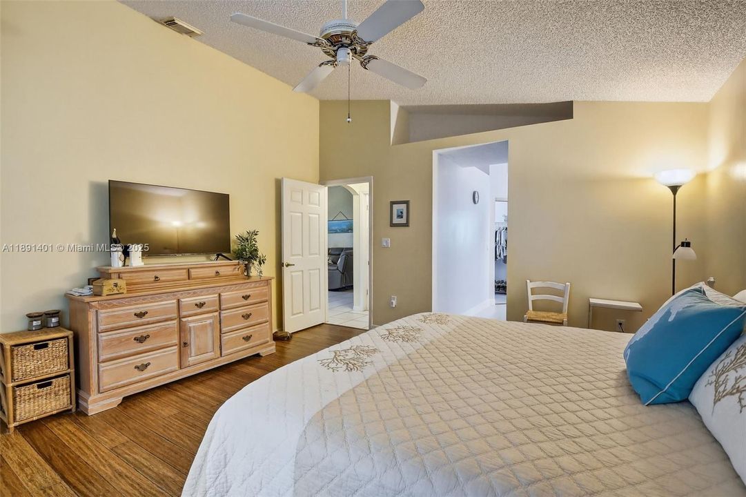 Activo con contrato: $568,500 (3 camas, 2 baños, 1727 Pies cuadrados)