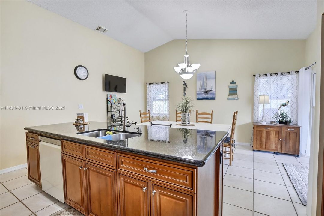 Activo con contrato: $568,500 (3 camas, 2 baños, 1727 Pies cuadrados)