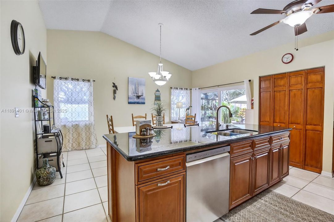 Activo con contrato: $568,500 (3 camas, 2 baños, 1727 Pies cuadrados)