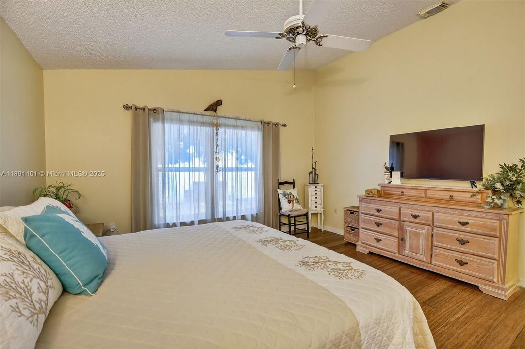 Activo con contrato: $568,500 (3 camas, 2 baños, 1727 Pies cuadrados)