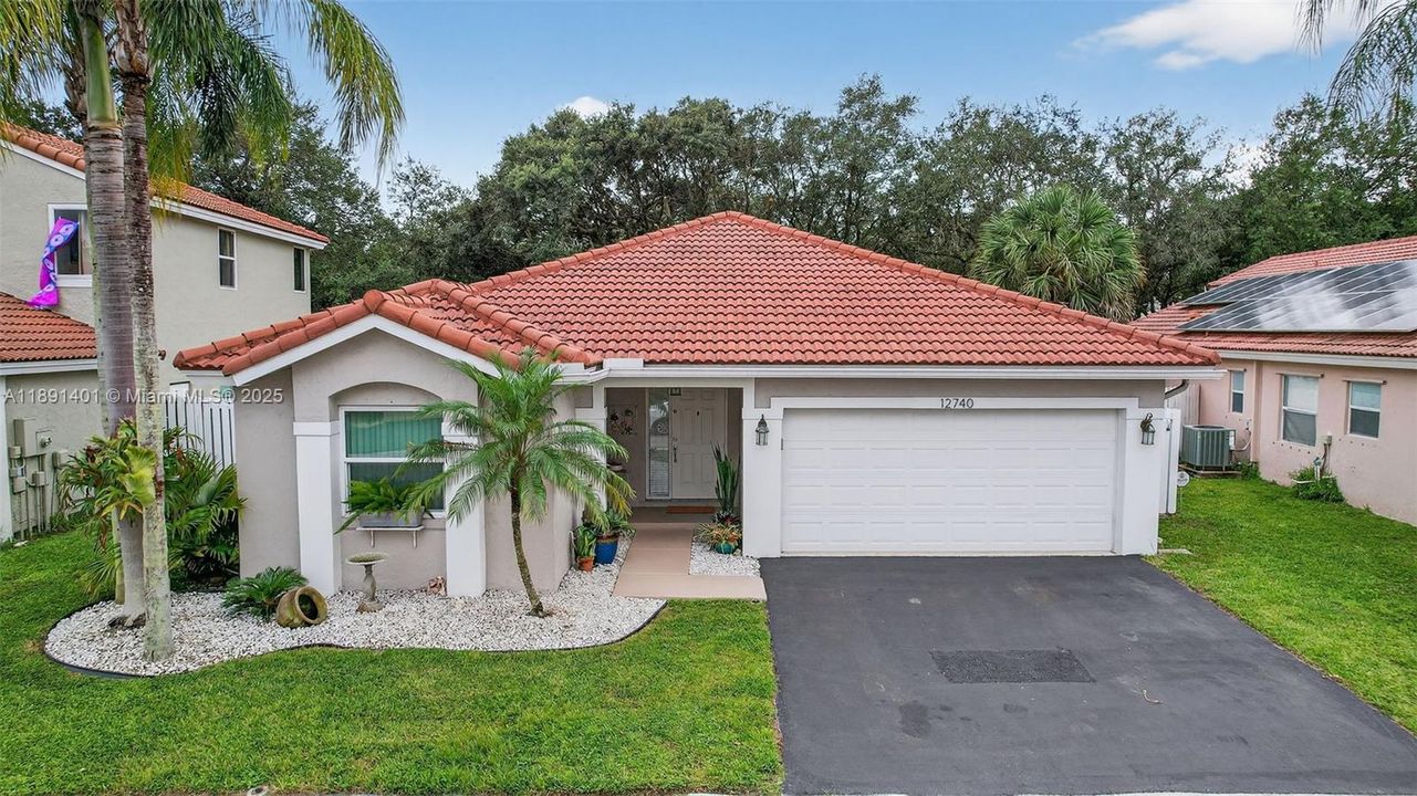 Activo con contrato: $568,500 (3 camas, 2 baños, 1727 Pies cuadrados)