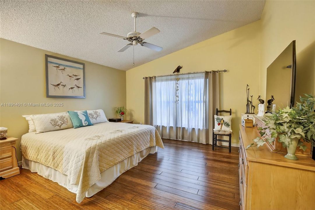 Activo con contrato: $568,500 (3 camas, 2 baños, 1727 Pies cuadrados)