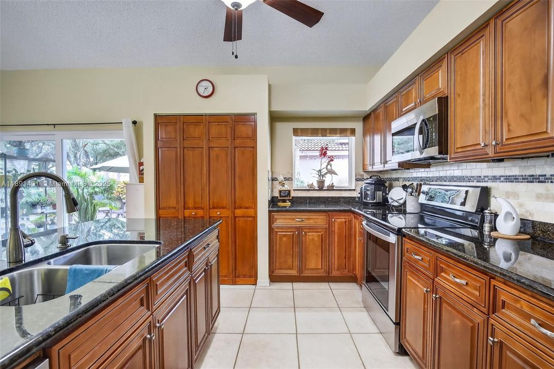 Activo con contrato: $568,500 (3 camas, 2 baños, 1727 Pies cuadrados)