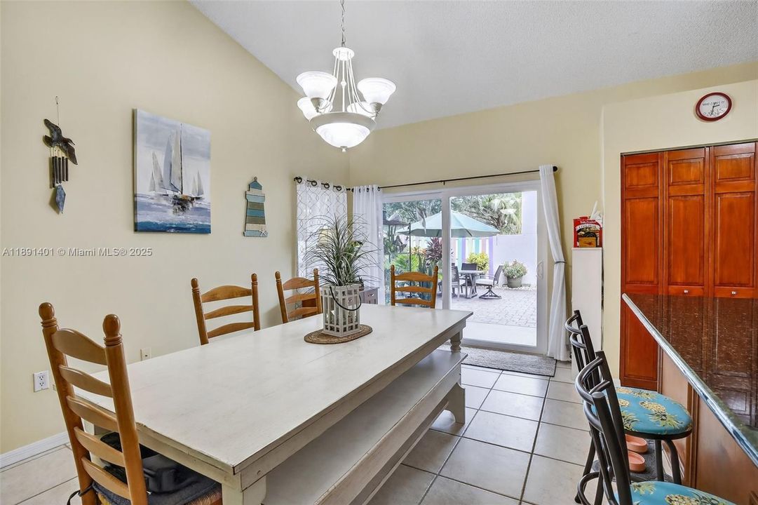 Activo con contrato: $568,500 (3 camas, 2 baños, 1727 Pies cuadrados)