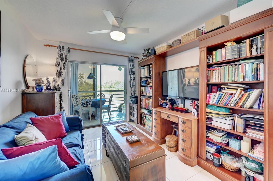 Active With Contract: $1,600 (2 beds, 2 baths, 896 Square Feet)