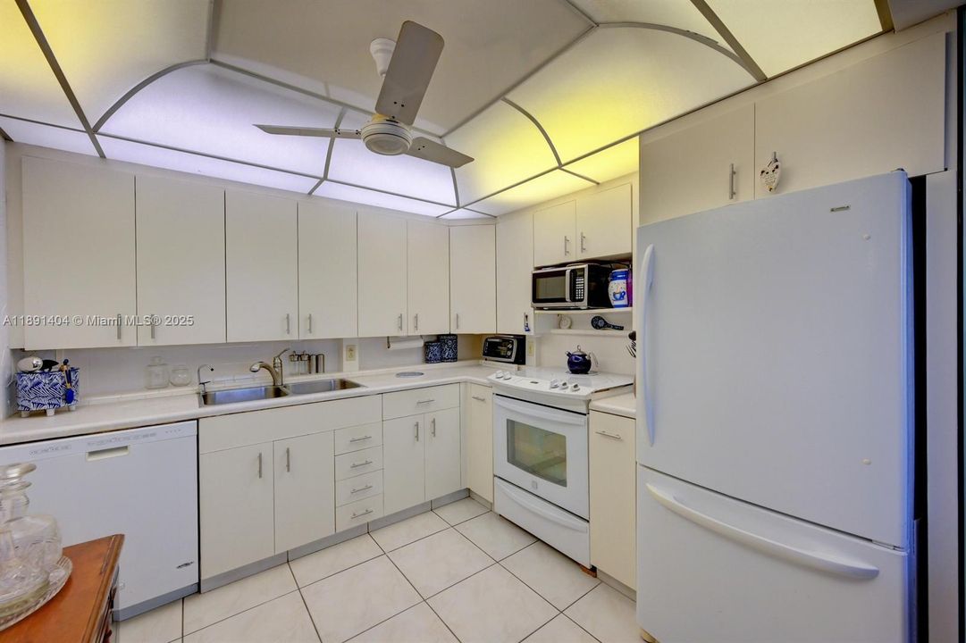 Active With Contract: $1,600 (2 beds, 2 baths, 896 Square Feet)