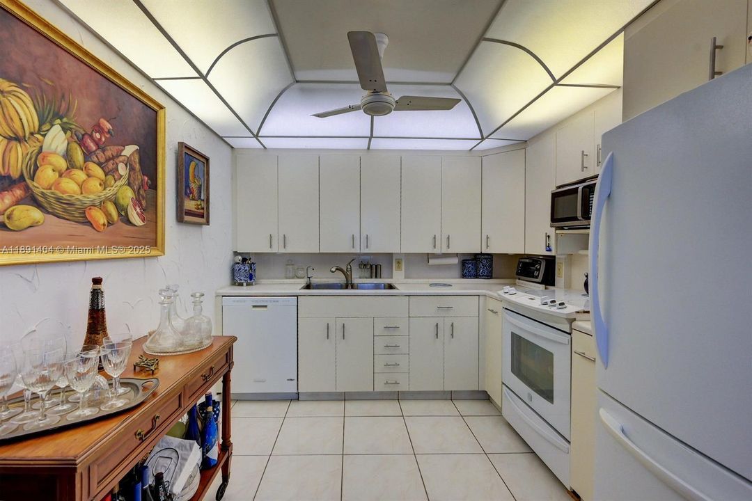 Active With Contract: $1,600 (2 beds, 2 baths, 896 Square Feet)