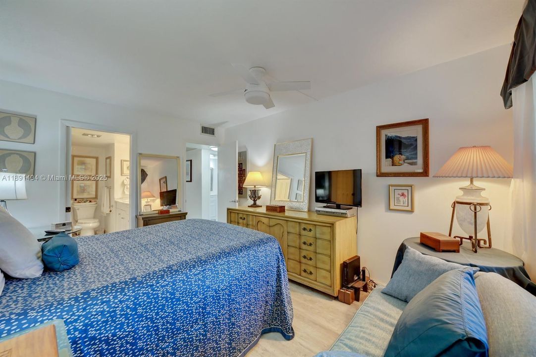 Active With Contract: $1,600 (2 beds, 2 baths, 896 Square Feet)