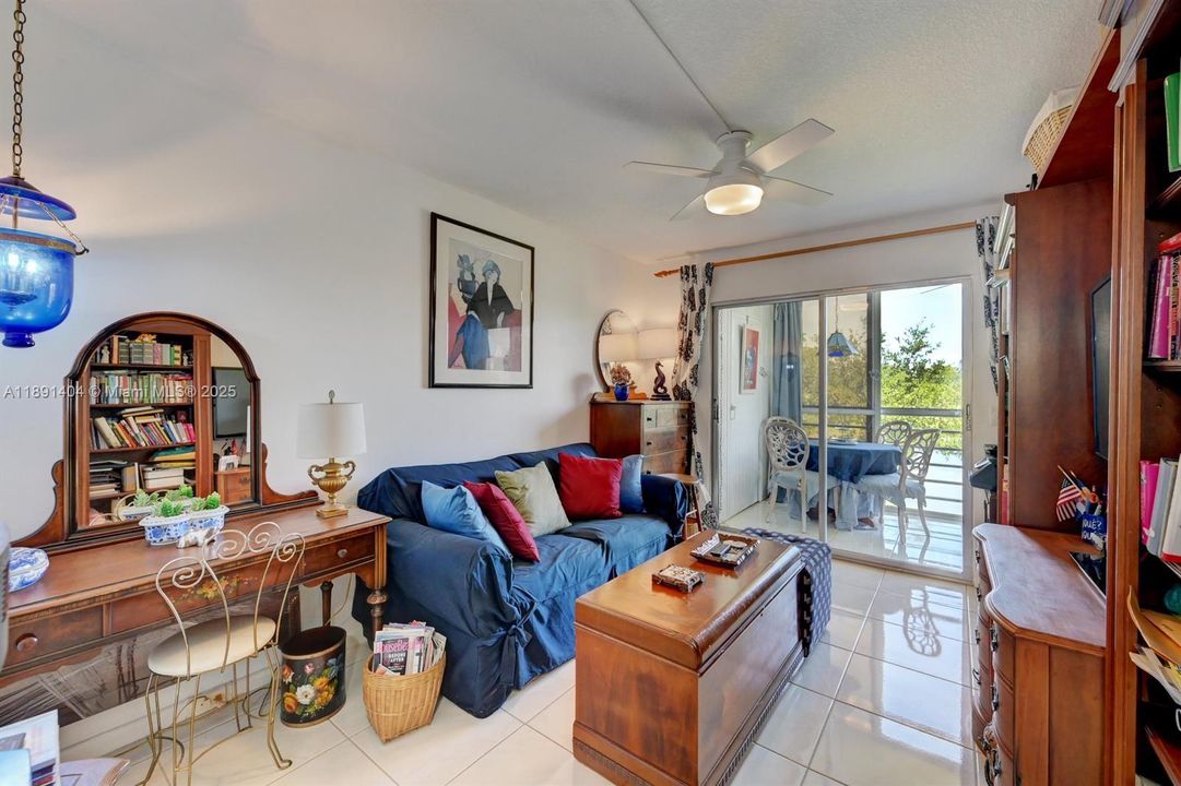 Active With Contract: $1,600 (2 beds, 2 baths, 896 Square Feet)