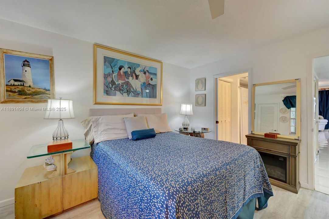 Active With Contract: $1,600 (2 beds, 2 baths, 896 Square Feet)