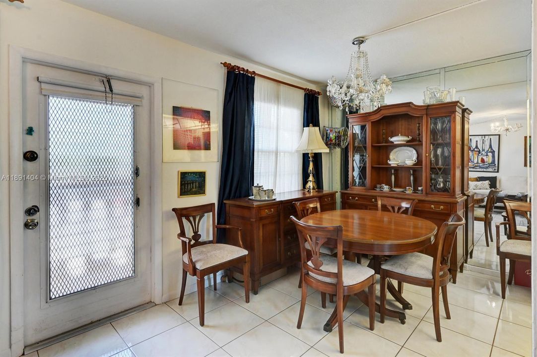 Active With Contract: $1,600 (2 beds, 2 baths, 896 Square Feet)