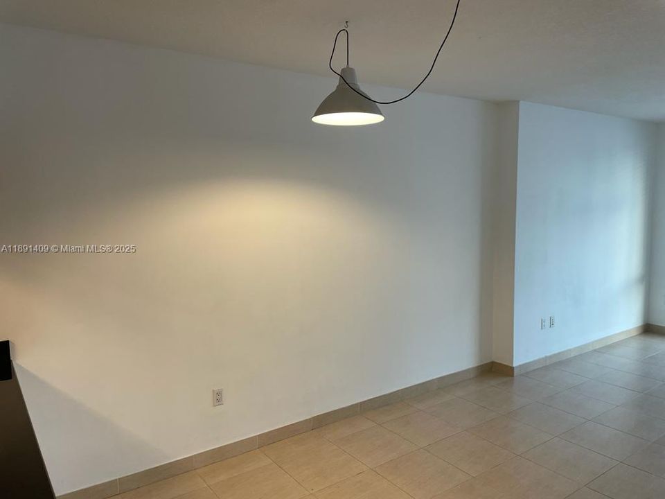 For Sale: $360,000 (1 beds, 1 baths, 821 Square Feet)