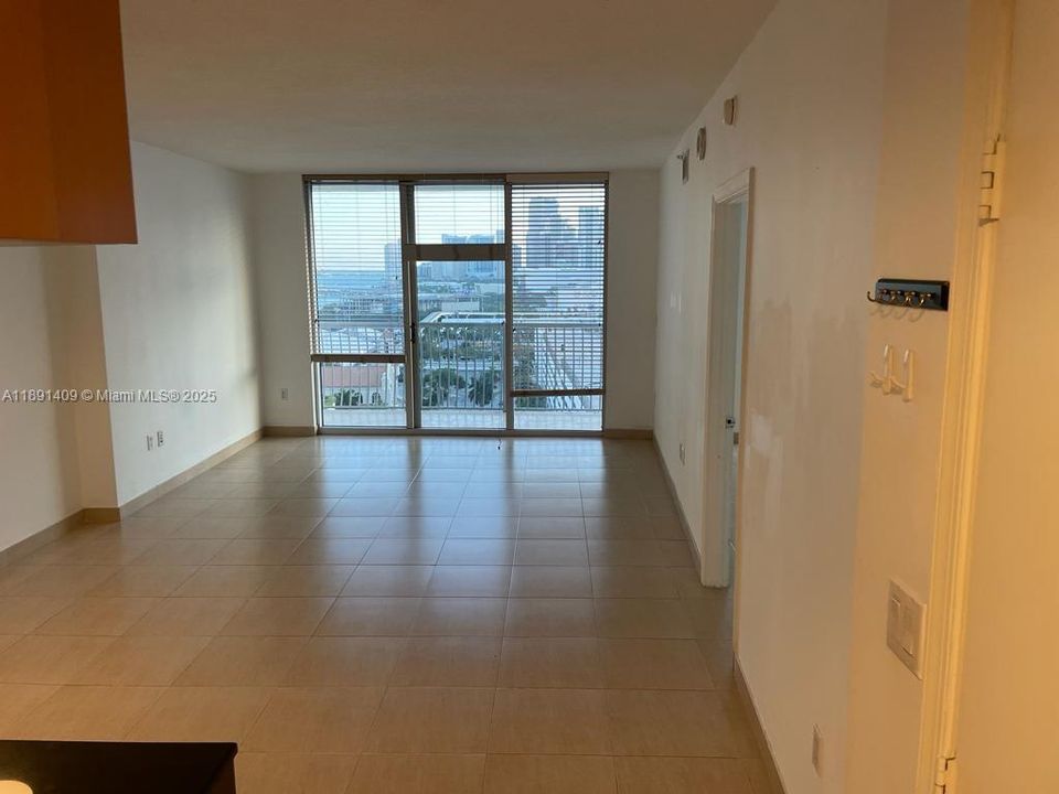 For Sale: $360,000 (1 beds, 1 baths, 821 Square Feet)