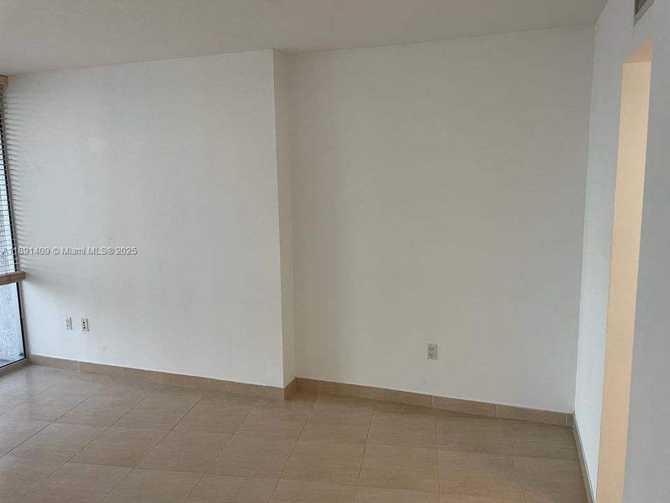 For Sale: $360,000 (1 beds, 1 baths, 821 Square Feet)