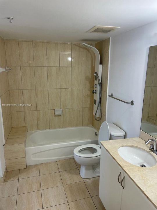 For Sale: $360,000 (1 beds, 1 baths, 821 Square Feet)