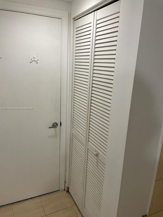 For Sale: $360,000 (1 beds, 1 baths, 821 Square Feet)