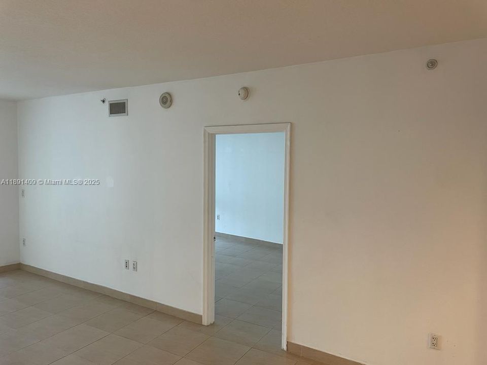 For Sale: $360,000 (1 beds, 1 baths, 821 Square Feet)