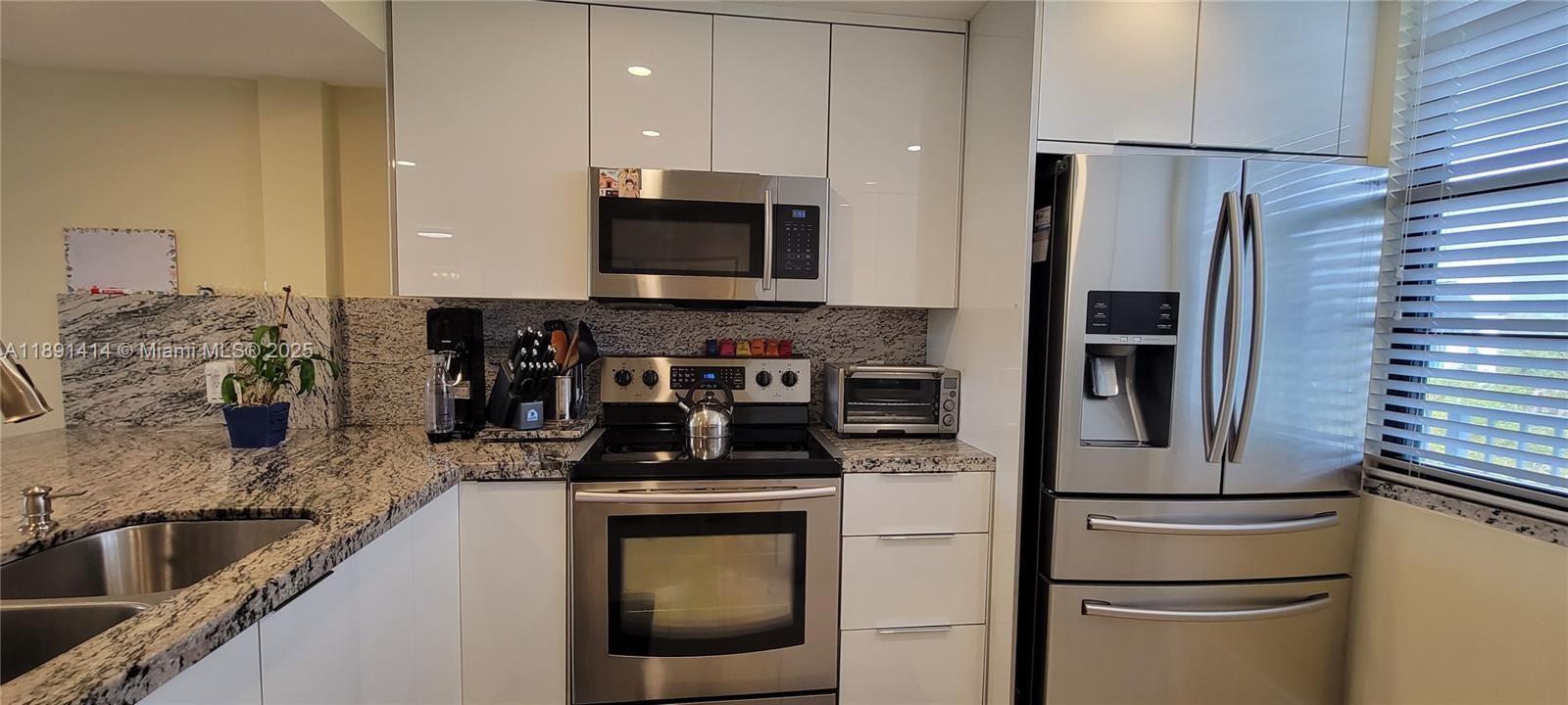 For Sale: $329,000 (2 beds, 2 baths, 1385 Square Feet)