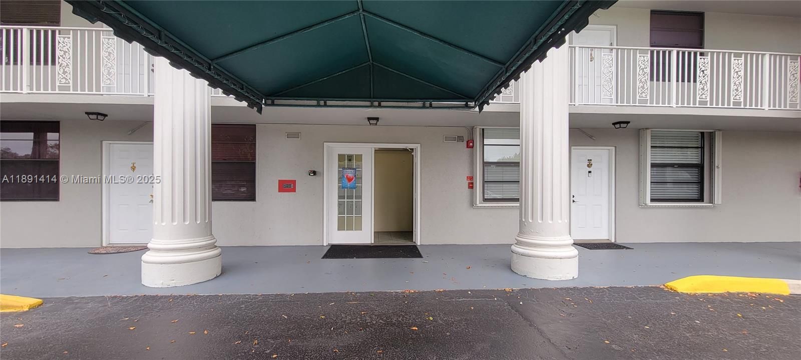 For Sale: $329,000 (2 beds, 2 baths, 1385 Square Feet)