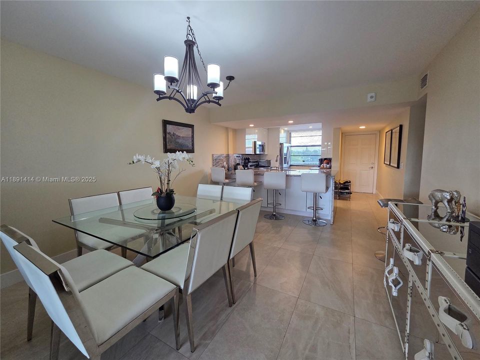 For Sale: $329,000 (2 beds, 2 baths, 1385 Square Feet)