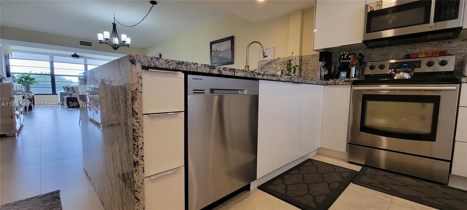 For Sale: $329,000 (2 beds, 2 baths, 1385 Square Feet)