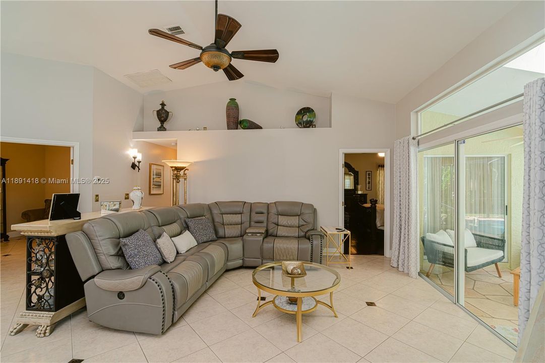 На продажу: $700,000 (2 спален, 2 ванн, 1519 Квадратных фут)