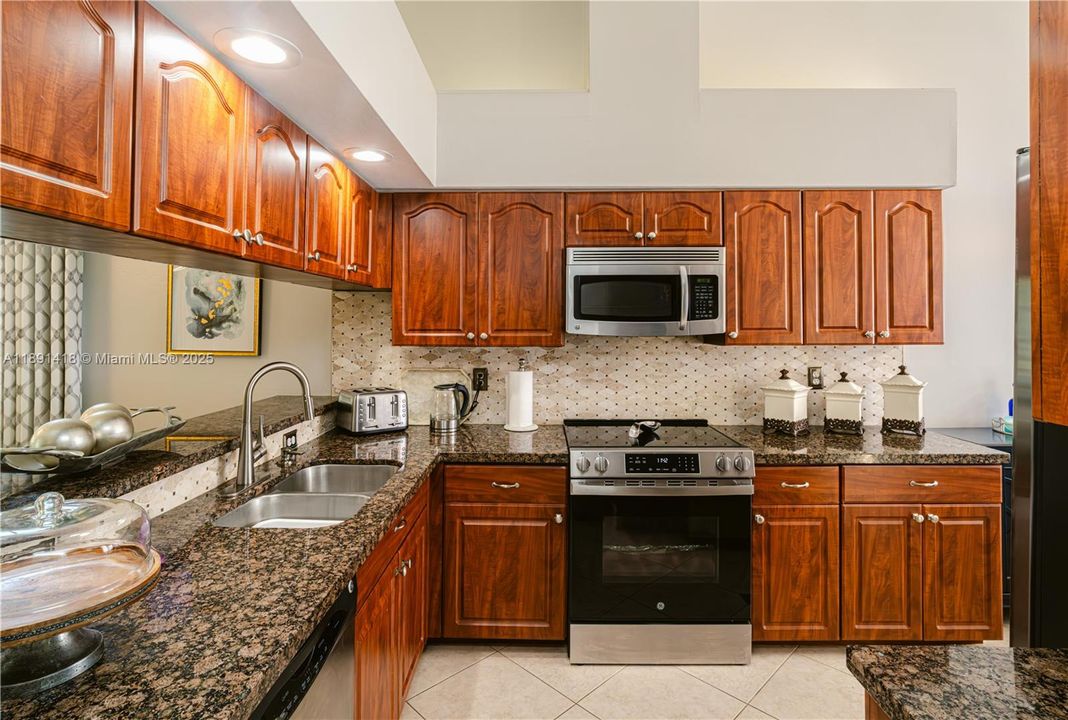 На продажу: $700,000 (2 спален, 2 ванн, 1519 Квадратных фут)