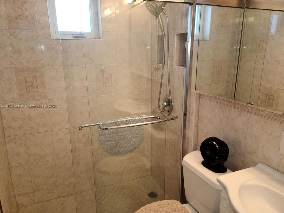 For Sale: $1,000,000 (1 beds, 1 baths, 566 Square Feet)