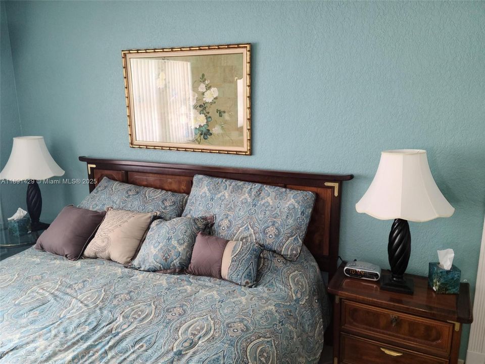 For Sale: $1,000,000 (1 beds, 1 baths, 566 Square Feet)