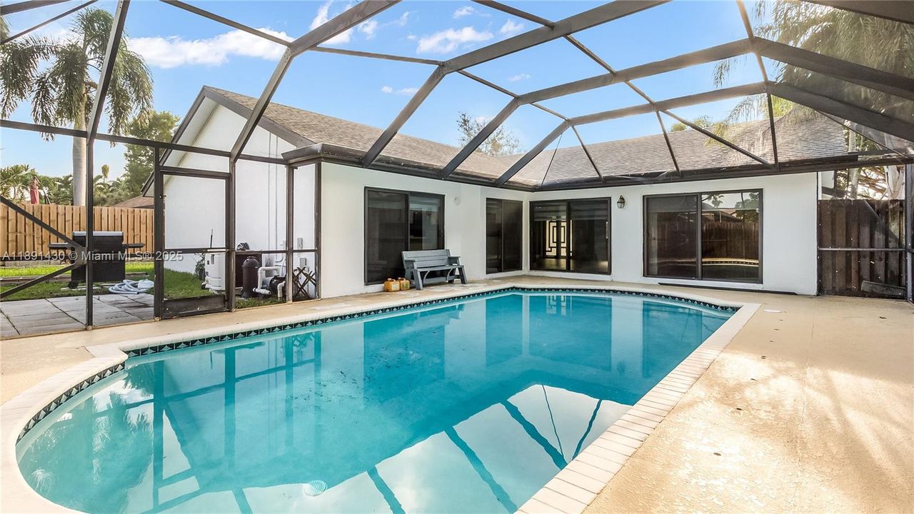 最近售出: $600,000 (3 贝兹, 2 浴室, 1697 平方英尺)