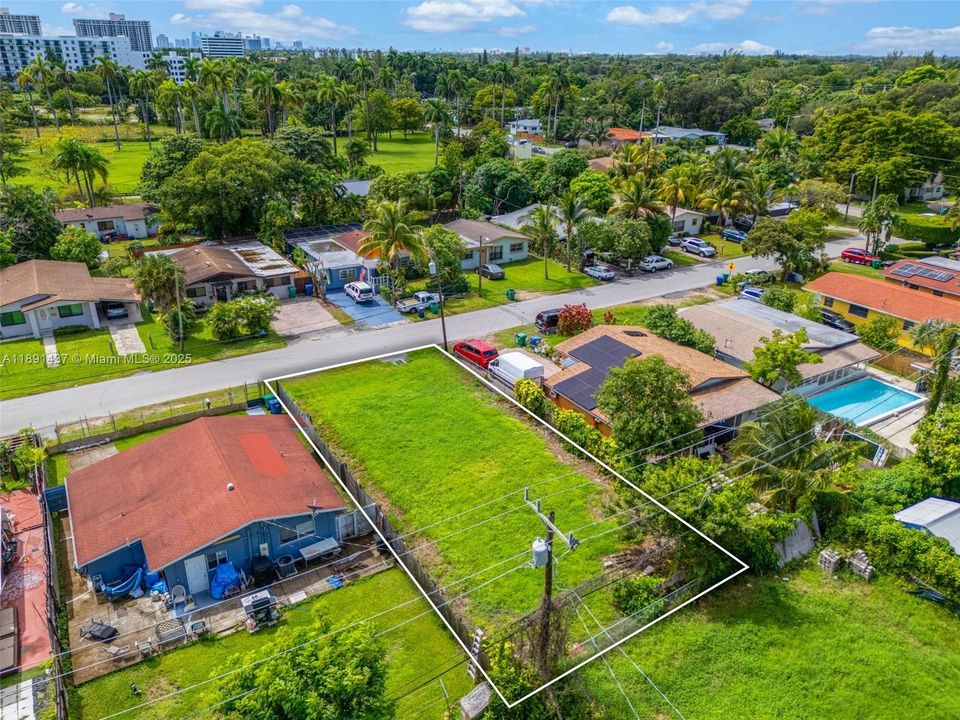 En Venta: $350,000 (0.11 acres)