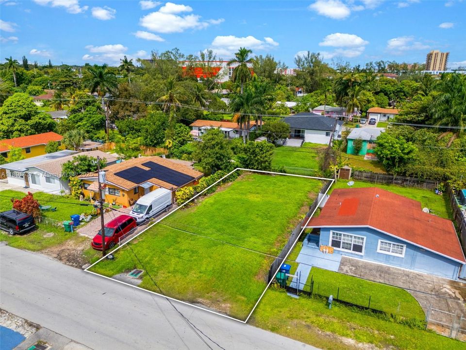 En Venta: $350,000 (0.11 acres)