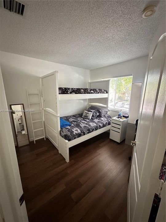 合同活跃: $2,550 (3 贝兹, 2 浴室, 1150 平方英尺)