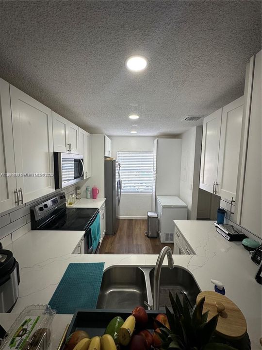 合同活跃: $2,550 (3 贝兹, 2 浴室, 1150 平方英尺)