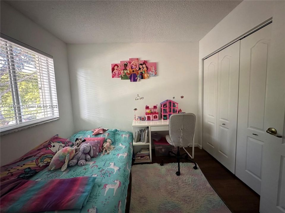 合同活跃: $2,550 (3 贝兹, 2 浴室, 1150 平方英尺)