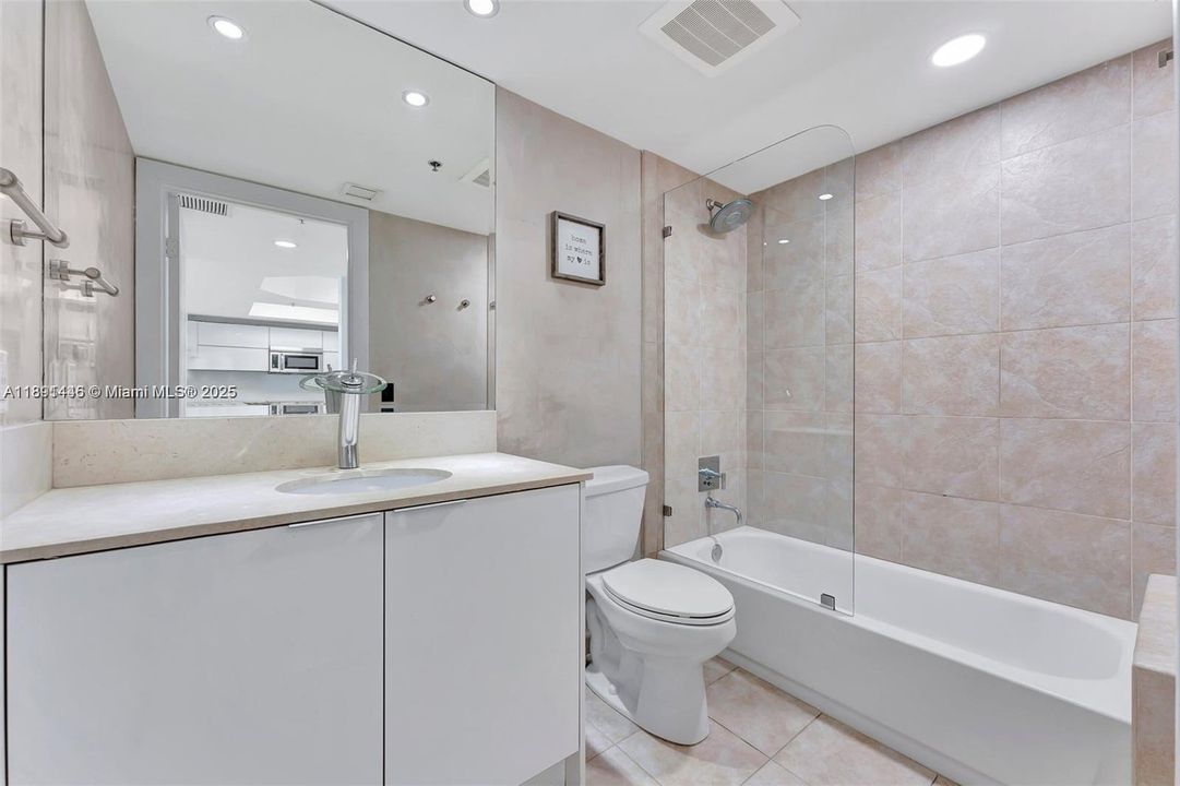 For Sale: $375,000 (2 beds, 2 baths, 1165 Square Feet)