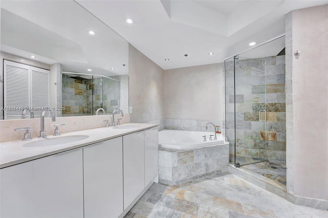 For Sale: $375,000 (2 beds, 2 baths, 1165 Square Feet)