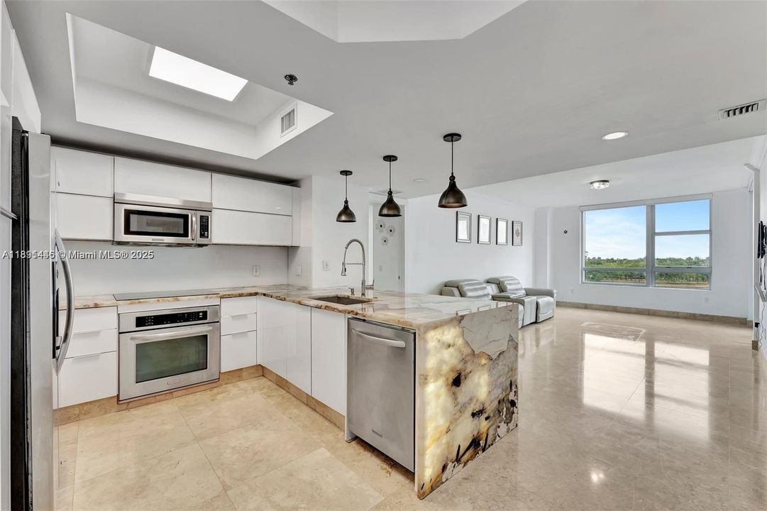 For Sale: $375,000 (2 beds, 2 baths, 1165 Square Feet)