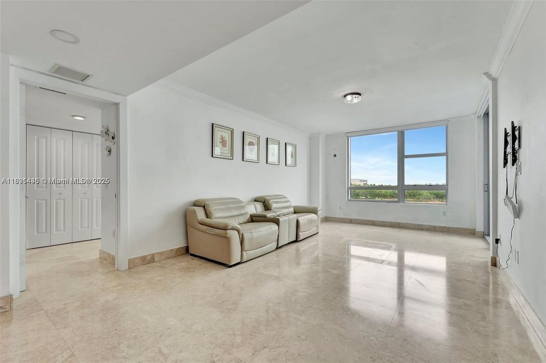 For Sale: $375,000 (2 beds, 2 baths, 1165 Square Feet)