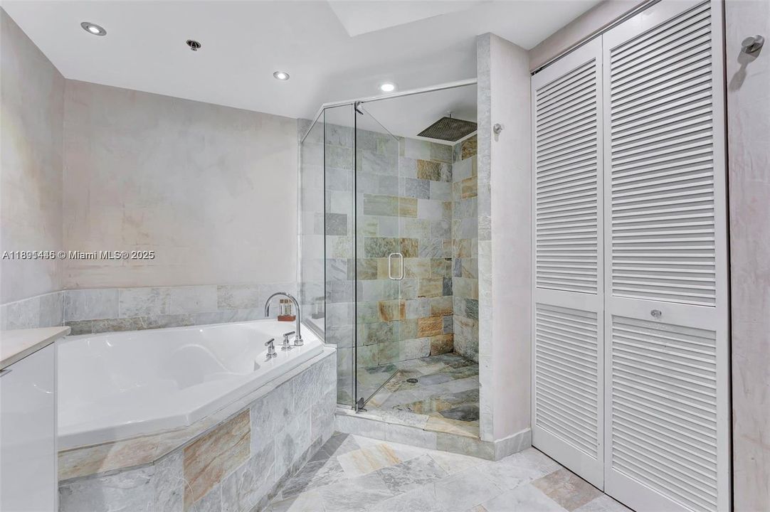 For Sale: $375,000 (2 beds, 2 baths, 1165 Square Feet)