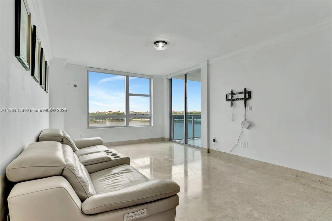 For Sale: $375,000 (2 beds, 2 baths, 1165 Square Feet)